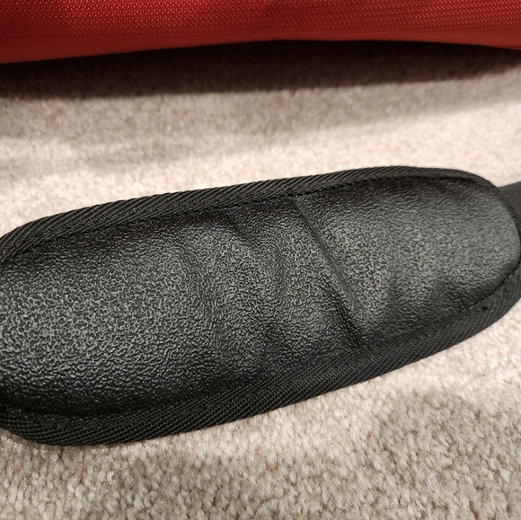 Travelpro Maxlite Burgandy Duffle Bag- Excellent Condition. - Picture 5 of 11